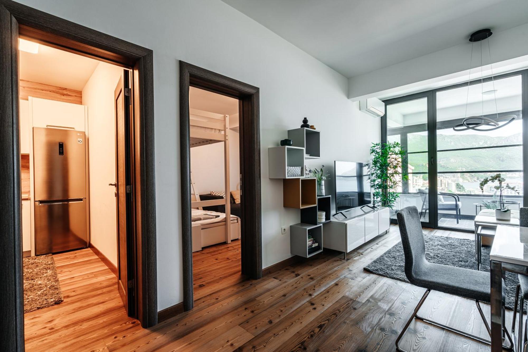 Gate By In Apartment *